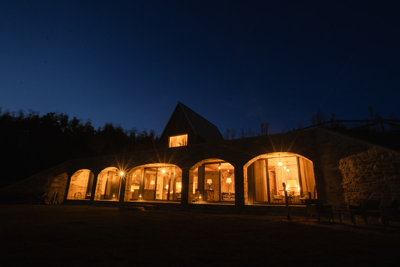 Dossier de presse | 877-13 - Communiqué de presse | Les Arches : une invitation au cœur de l’élégance et de la nature - TERACEA - Architecture résidentielle - Façade arrière de nuit - Crédit photo : Kimberly Denis