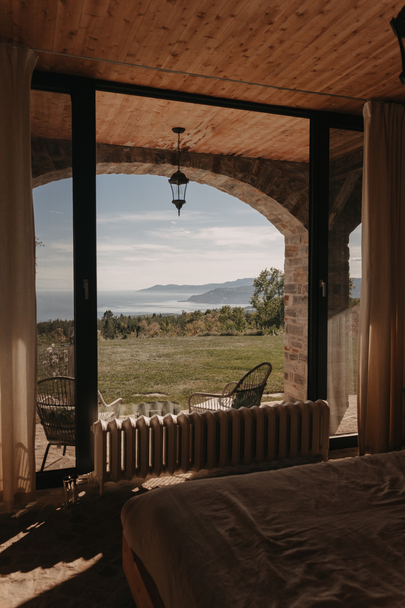 Dossier de presse | 877-13 - Communiqué de presse | Les Arches : une invitation au cœur de l’élégance et de la nature - TERACEA - Architecture résidentielle - Vue d'une des suites de la maison - Crédit photo : Kimberly Denis