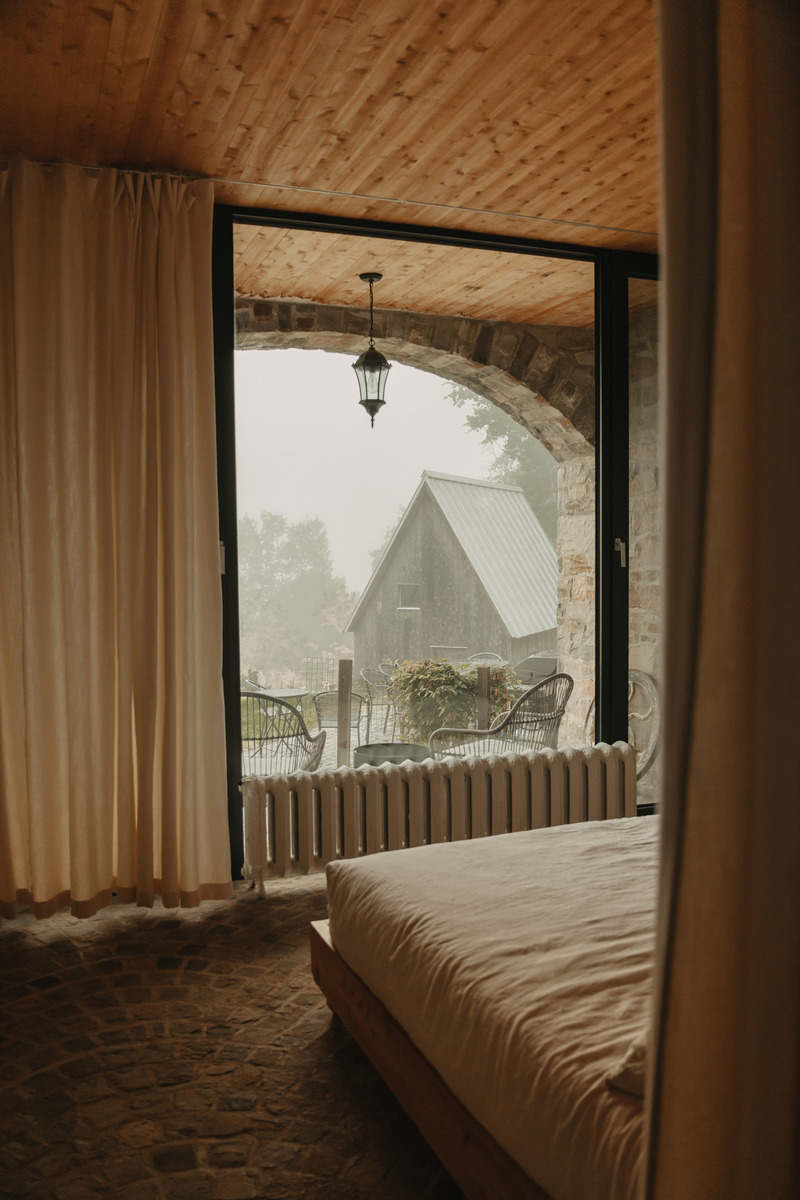 Dossier de presse | 877-13 - Communiqué de presse | Les Arches : une invitation au cœur de l’élégance et de la nature - TERACEA - Architecture résidentielle - Vue d'une des suites de la maison - Crédit photo : Kimberly Denis