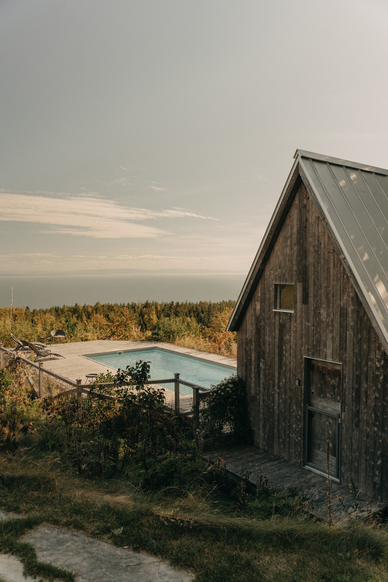 Dossier de presse | 877-13 - Communiqué de presse | Les Arches : une invitation au cœur de l’élégance et de la nature - TERACEA - Architecture résidentielle - Piscine privée sur la propriété - Crédit photo : Kimberly Denis