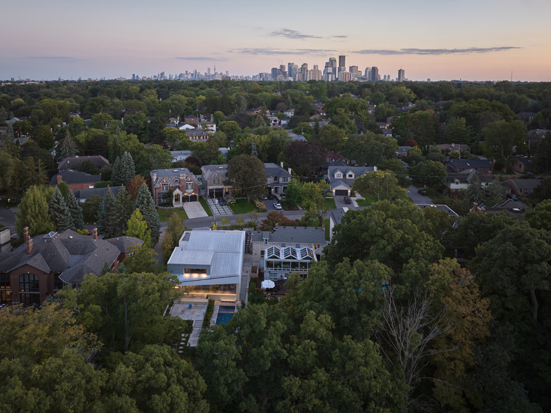 Dossier de presse | 7679-01 - Communiqué de presse | La maison passive West Don Ravine : la progression naturelle de Poiesis Architecture vers la conception passive - Poiesis Architecture - Architecture résidentielle - Perspective aérienne sur la ville - Crédit photo : Doublespace Photography