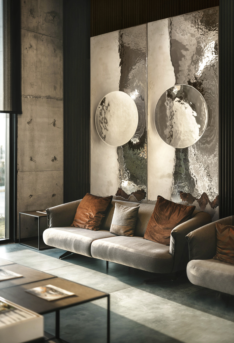 Press kit | 4232-28 - Press release | Superfici Venice Collection by Materica - Materica - Product -   <b>MAGIC MIRROR</b><p style="">by<b> Draw</b></p><p style=""><br></p><p class="">Draw’s refined aesthetic finds expression in Magic Mirror, a project that reimagines boiserie as contemporary art. Alternating voids and solids, material and immaterial elements recall the sculptures of Anish Kapoor and, reaching back to the mid-20th century, the rhythmic retroflection of Enrico Castellani.</p><p class="">On the textured, reflective metallic surface, a circle takes shape, forming a dynamic interplay of concave and convex geometries. These shifting, mirrored forms create a mesmerizing dance of optical illusions, inviting contemplation and the exploration of new perspectives.</p><p style="">Magic Mirror is available in polished zinc, brass, rose gold, alpaca, and pewter. To enhance perspective effects, the concave center can be crafted from a different material than the rest of the panel.<span></span><span></span>  </p> - Photo credit: Courtesy of Materica