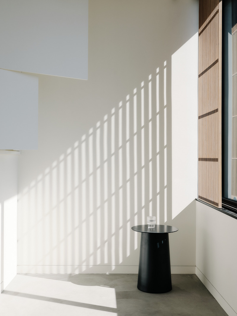 Dossier de presse | 2757-50 - Communiqué de presse | Min Design Elevates the Everyday with Elegant Architecture - Min Design - Architecture résidentielle - Capturing Light: Daylight animates and enlivens this house in an exploration of captured light, views, textures and shadow. - Crédit photo : Joe Fletcher