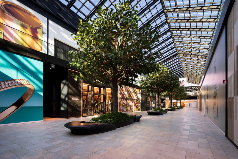 Dossier de presse | 846-25 - Communiqué de presse | Céragrès, pierre angulaire du design du Royalmount - Céragrès - Produit - Espaces publics – Revêtement de sol avec un agencement unique de formats et de couleurs. - Crédit photo : Olivier L. Gariépy @ogariepy