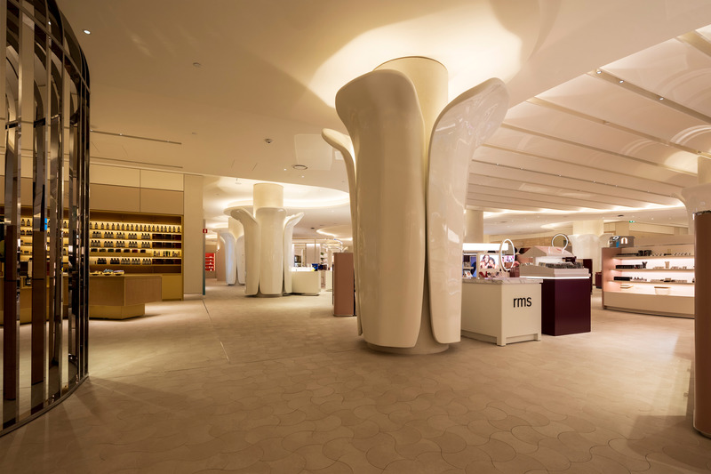 Dossier de presse | 846-25 - Communiqué de presse | Céragrès, pierre angulaire du design du Royalmount - Céragrès - Produit -  <p>Boutique Rennaï – Plancher en porcelaine coupé sur mesure. </p>  - Crédit photo : Olivier L. Gariépy @ogariepy