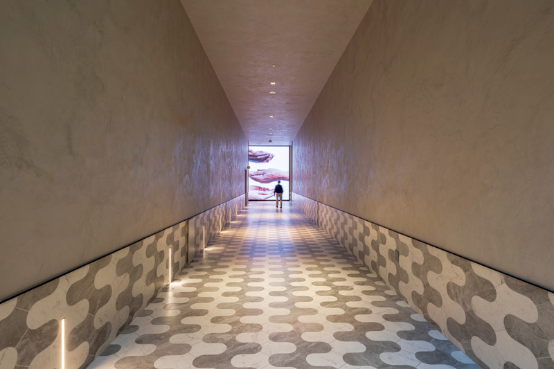 Dossier de presse | 846-25 - Communiqué de presse | Céragrès, pierre angulaire du design du Royalmount - Céragrès - Produit -  <p style="">Couloir des toilettes non genrées – Un revêtement de sol et de mur aux formes arrondies, alliant élégance et attrait visuel.<br style=""></p>  - Crédit photo : Olivier L. Gariépy @ogariepy