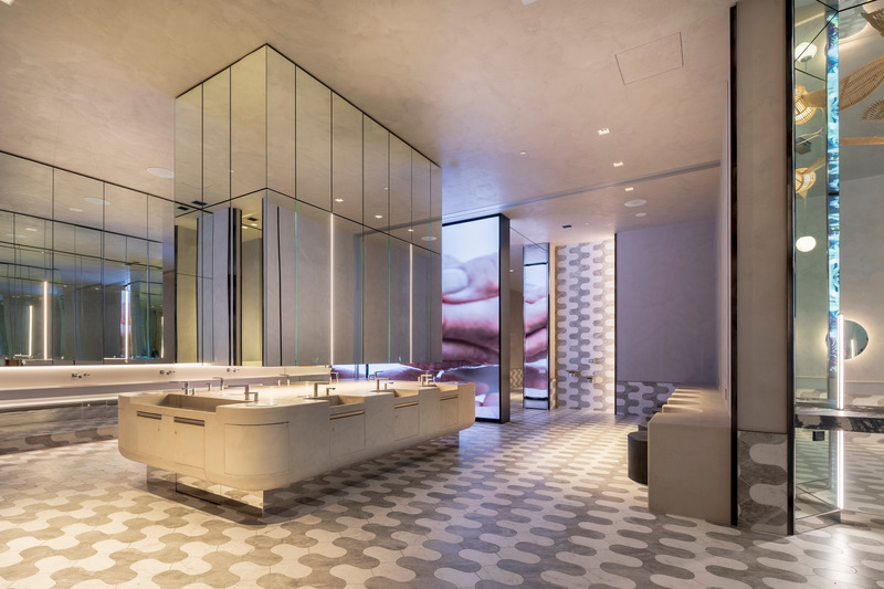 Dossier de presse | 846-25 - Communiqué de presse | Céragrès, pierre angulaire du design du Royalmount - Céragrès - Produit -  Toilettes non genrées - Un revêtement de sol et de mur aux formes arrondies, alliant élégance et attrait visuel.<br style="">   - Crédit photo : Olivier L. Gariépy @ogariepy