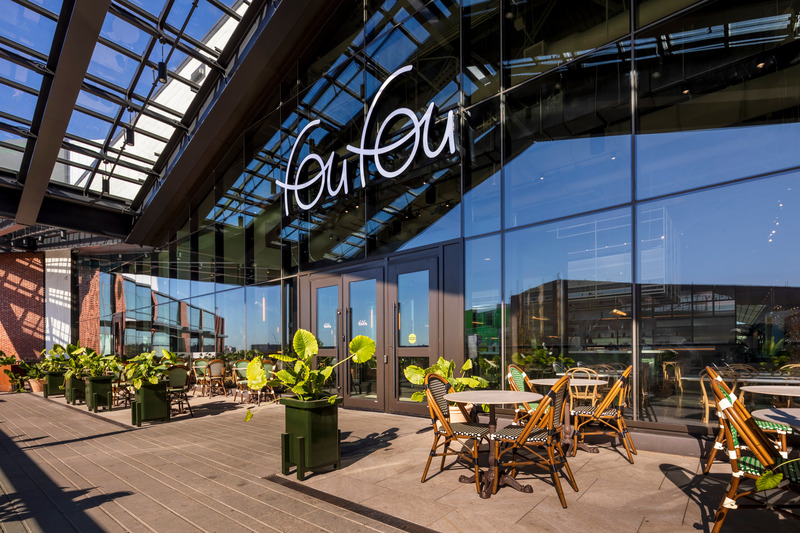 Dossier de presse | 846-25 - Communiqué de presse | Céragrès, pierre angulaire du design du Royalmount - Céragrès - Produit - Terrasse de la Halle gastronomique Le Fou Fou – Tuiles extérieures. - Crédit photo : Olivier L. Gariépy @ogariepy