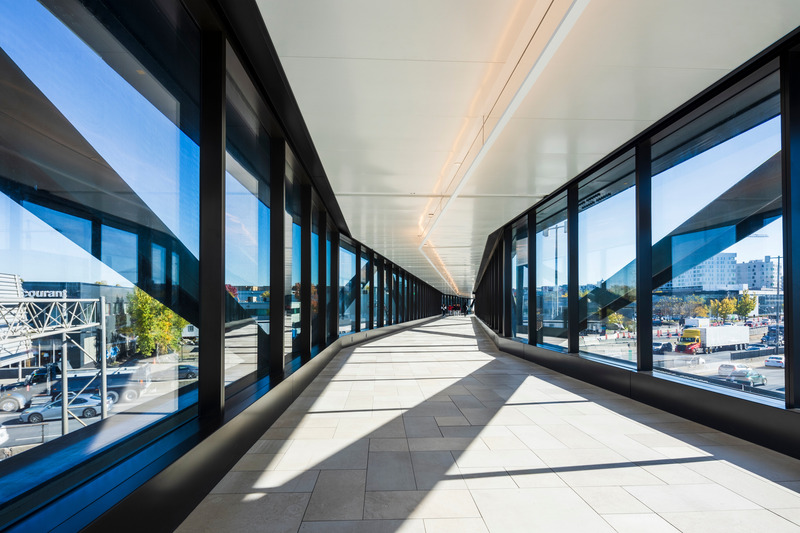 Dossier de presse | 846-25 - Communiqué de presse | Céragrès, pierre angulaire du design du Royalmount - Céragrès - Produit - Passerelle – Prolongement du design au sol des espaces publics intérieurs. - Crédit photo : Olivier L. Gariépy @ogariepy