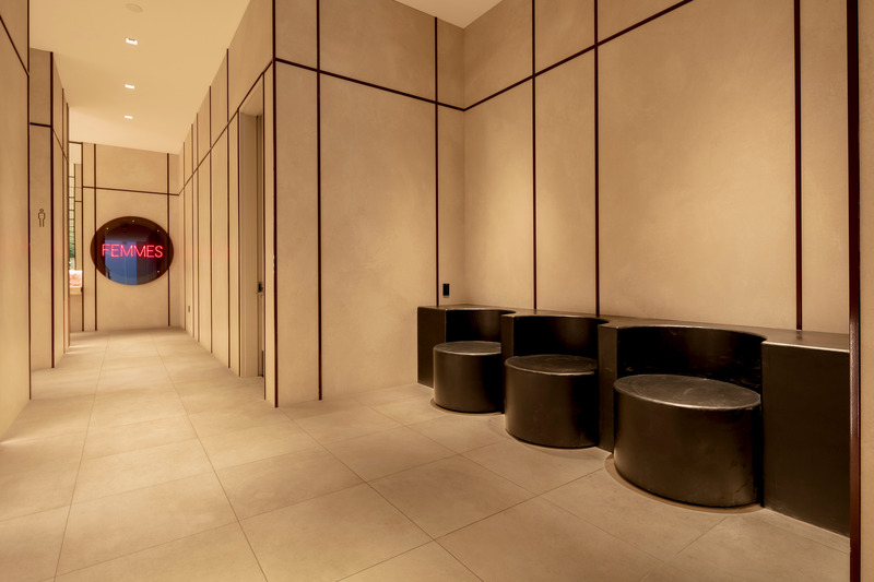 Dossier de presse | 846-25 - Communiqué de presse | Céragrès, pierre angulaire du design du Royalmount - Céragrès - Produit - Couloir des toilettes femmes – Revêtements en grand format, pour une esthétique moderne et aérée. - Crédit photo : Olivier L. Gariépy @ogariepy