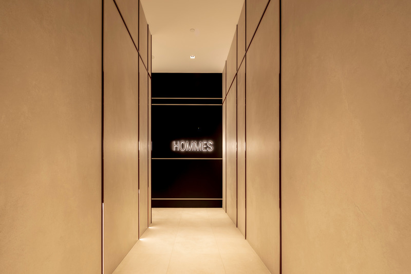 Dossier de presse | 846-25 - Communiqué de presse | Céragrès, pierre angulaire du design du Royalmount - Céragrès - Produit - Couloir des toilettes hommes – Revêtements en grand format, pour une esthétique moderne et aérée. - Crédit photo : Olivier L. Gariépy @ogariepy
