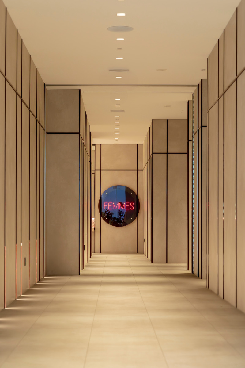 Dossier de presse | 846-25 - Communiqué de presse | Céragrès, pierre angulaire du design du Royalmount - Céragrès - Produit - Couloir des toilettes femmes – Revêtements en grand format, pour une esthétique moderne et aérée. - Crédit photo : Olivier L. Gariépy @ogariepy