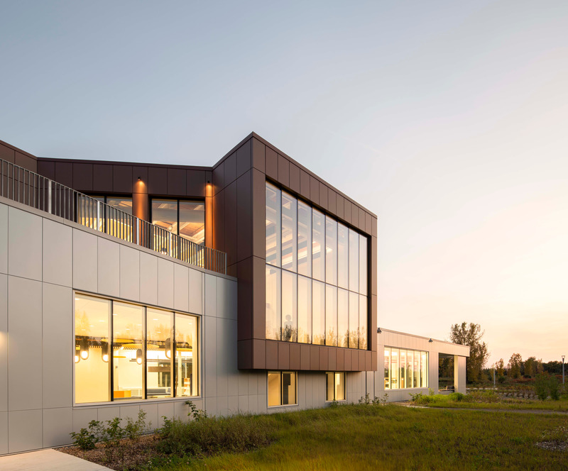 Dossier de presse | 1170-10 - Communiqué de presse | L’Espace citoyen des Confluents : une architecture résiliente au service de la communauté - Cardin Julien - Architecture institutionnelle - Crédit photo : David Boyer