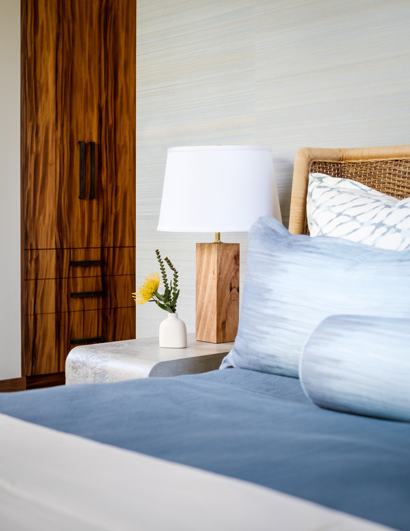 Dossier de presse | 2757-48 - Communiqué de presse | Three Hawaiian Residences By Philpotts Interiors Elevate Island Living - Philpotts Interiors - Design d’intérieur résidentiel -    <p style="">Coral House: Furnishings in the bedroom are by McGuire and the Albizia Project (lamp); pillow fabrics are by Jeffery Allen Marks and Hewn CF; wallcovering is by Phillip Jeffries. <br></p>    - Crédit photo : Travis Rowan