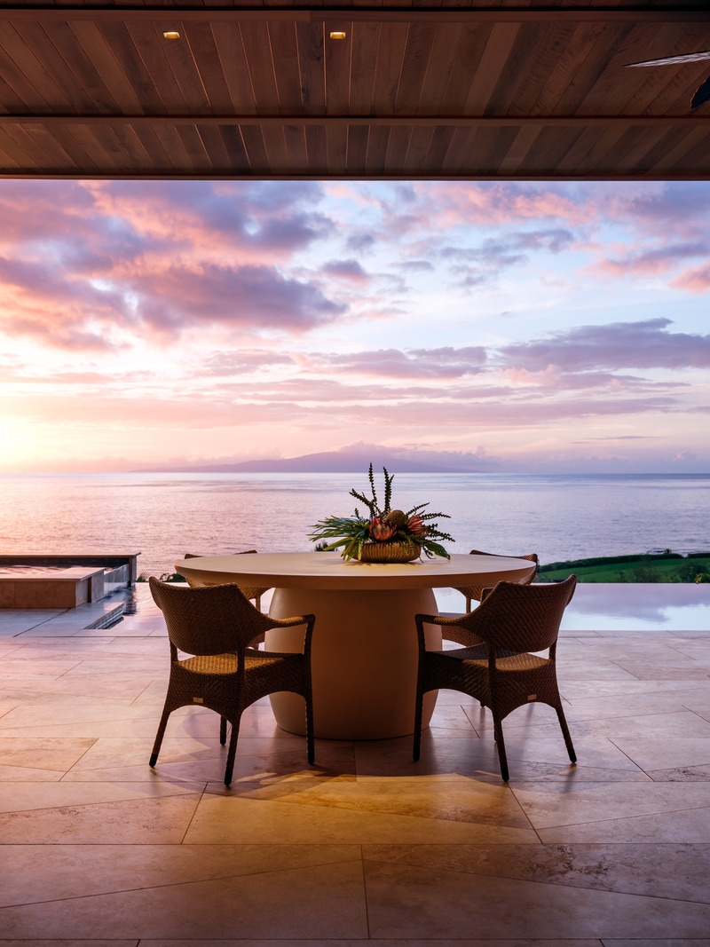 Dossier de presse | 2757-48 - Communiqué de presse | Three Hawaiian Residences By Philpotts Interiors Elevate Island Living - Philpotts Interiors - Design d’intérieur résidentiel - <p>Coral House: Overlooking Maui’s southern shore with views of the ocean, mountains and other nearby landscapes, the LEED Silver home was designed to become one with nature. On a clear day, neighboring islands can be seen across the ocean.</p> - Crédit photo : Travis Rowan