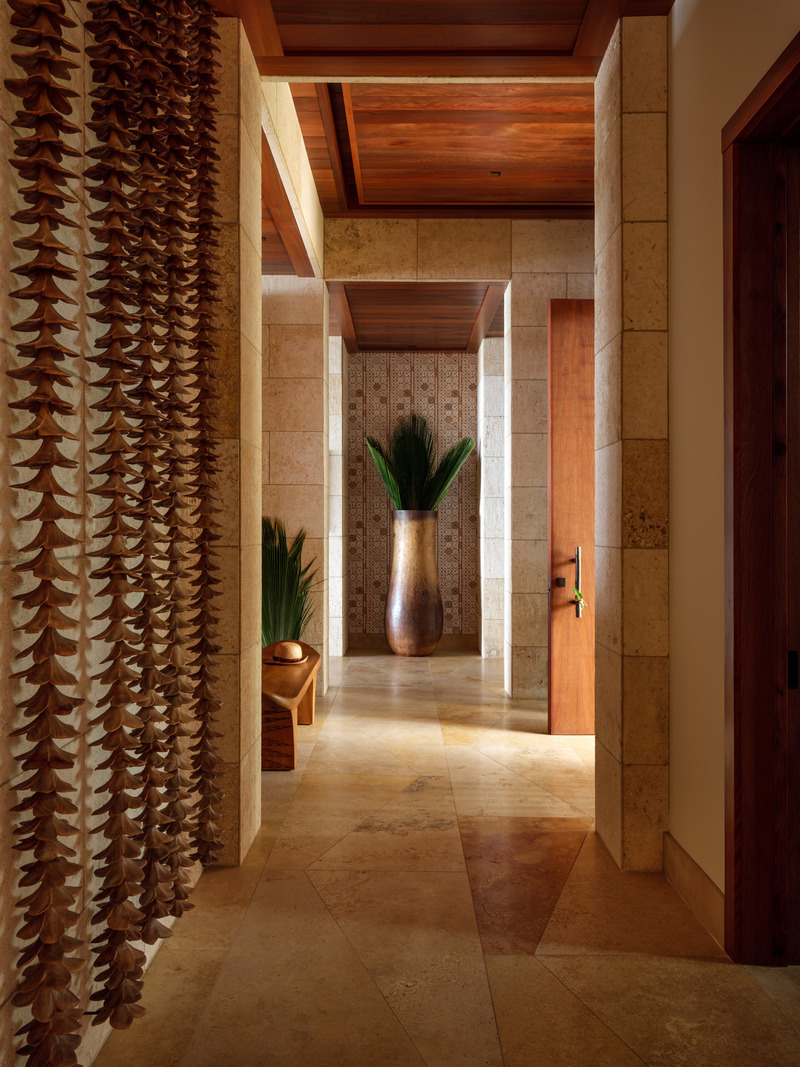 Dossier de presse | 2757-48 - Communiqué de presse | Three Hawaiian Residences By Philpotts Interiors Elevate Island Living - Philpotts Interiors - Design d’intérieur résidentiel -  <p style=""> Coral House: In the entry way, the thoughtfully considered interior design offers a nod to Hawaiian culture, in the form of Leis made from teak. In other areas of the house, numerous custom pieces are made from locally sourced Koa wood.   <br></p>  - Crédit photo : Travis Rowan