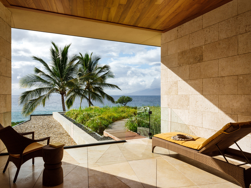 Dossier de presse | 2757-48 - Communiqué de presse | Three Hawaiian Residences By Philpotts Interiors Elevate Island Living - Philpotts Interiors - Design d’intérieur résidentiel - <p style="">Coral House: A strong connection with nature and livability drove the arrangement of the home’s main gathering spaces.</p> - Crédit photo : Travis Rowan