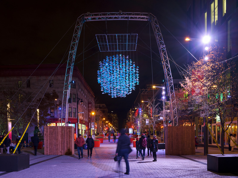 Dossier de presse | 583-25 - Communiqué de presse | LUMINO : 30 œuvres lumineuses à découvrir jusqu'au 9 mars 2025 - Partenariat du Quartier des spectacles - Évènement + Exposition - 100 visages par Alejandro Figuero - Crédit photo :  Ulysse Lemerise - OSA
