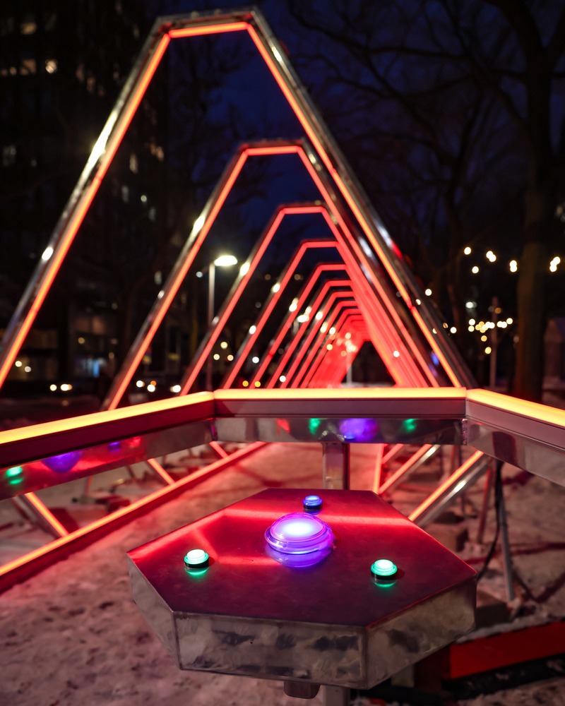 Dossier de presse | 583-25 - Communiqué de presse | LUMINO : 30 œuvres lumineuses à découvrir jusqu'au 9 mars 2025 - Partenariat du Quartier des spectacles - Évènement + Exposition -  Tunnel par BIG ART - Crédit photo : JF Savaria