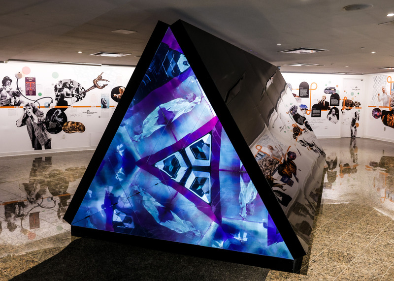 Dossier de presse | 583-25 - Communiqué de presse | LUMINO : 30 œuvres lumineuses à découvrir jusqu'au 9 mars 2025 - Partenariat du Quartier des spectacles - Évènement + Exposition - Kaleidoscope : A Social Media Trinity par Figueroa de +Amor - Crédit photo :  Ulysse Lemerise - OSA