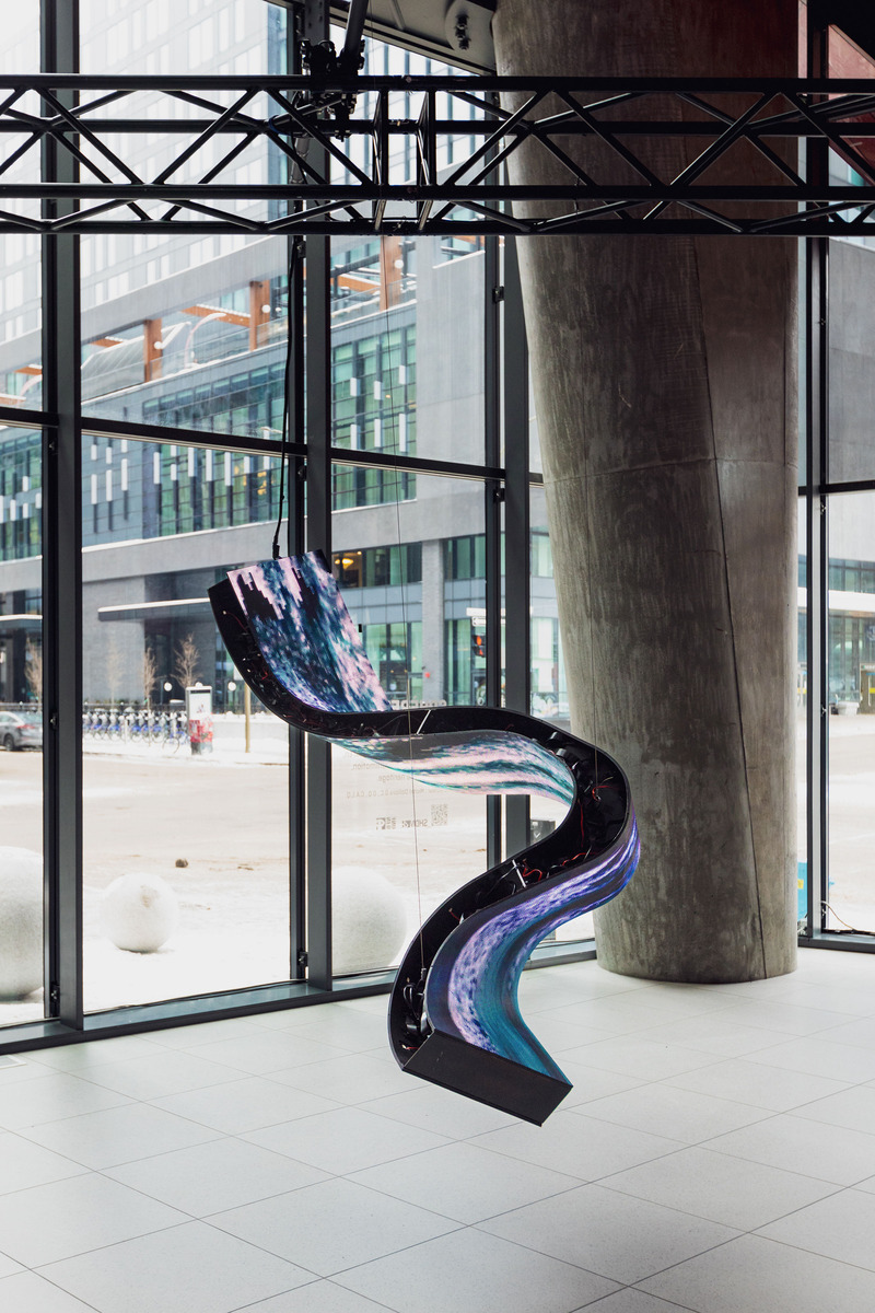 Dossier de presse | 583-25 - Communiqué de presse | LUMINO : 30 œuvres lumineuses à découvrir jusqu'au 9 mars 2025 - Partenariat du Quartier des spectacles - Évènement + Exposition - Chassing Waterfall par Hidden Edges - Crédit photo : Thibault Carron