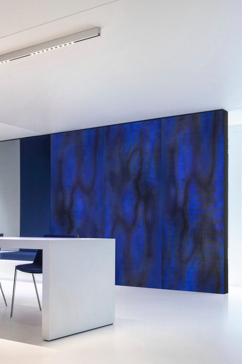 Press kit | 4232-28 - Press release | Superfici Venice Collection by Materica - Materica - Product - <p class="" style=""><b>BELLE NUIT</b><br>by <b>Tiziano Guardini and Luigi Ciuffreda</b><br style=""><br>The enchantment of a Venetian night</p><p class="">The sweet and poignant notes of Belle Nuit, the renowned barcarolle composed by Jacques Offenbach, inspire the boiserie designed by Tiziano Guardini and Luigi Ciuffreda. The designer duo captures the profound tranquility of a Venetian night. Each wave on the metallic surface evokes the gentle flow of music in the silence, accompanied only by the soft lapping of the gondolier’s oar as he glides forward.</p><p class="">The boiserie’s surface presents a majestic three-dimensional illusion, where hues blend harmoniously, reminiscent of reflections on a mirror-like body of water. This captivating visual effect draws the viewer in, inviting immersion into the nocturnal rhythms of the lagoon.</p><p class="">This aquatic and musical sensoriality is interpreted in two enchanting, artisan-crafted versions: laser-etched zinc pigmented in the deep, mysterious tones of Blu Profondo, or in the calm yet vibrant hues of Verde Laguna.</p> - Photo credit: Courtesy of Materica