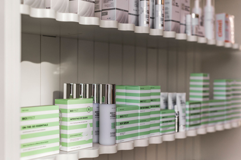 Dossier de presse | 6480-02 - Communiqué de presse | Espace Skins, la clinique médico-esthétique qui allie élégance, fonctionnalité, confort et confidentialité - Indee Design - Design d’intérieur commercial - Crédit photo : Caroline Thibault