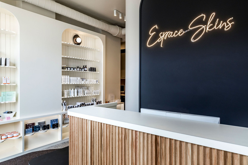 Dossier de presse | 6480-02 - Communiqué de presse | Espace Skins, la clinique médico-esthétique qui allie élégance, fonctionnalité, confort et confidentialité - Indee Design - Design d’intérieur commercial - Crédit photo : Caroline Thibault
