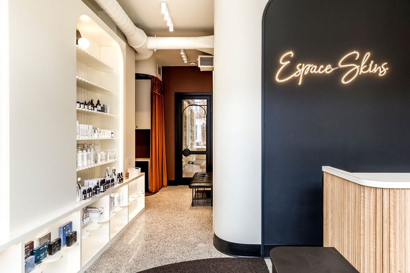 Dossier de presse | 6480-02 - Communiqué de presse | Espace Skins, la clinique médico-esthétique qui allie élégance, fonctionnalité, confort et confidentialité - Indee Design - Design d’intérieur commercial - Crédit photo : Caroline Thibault