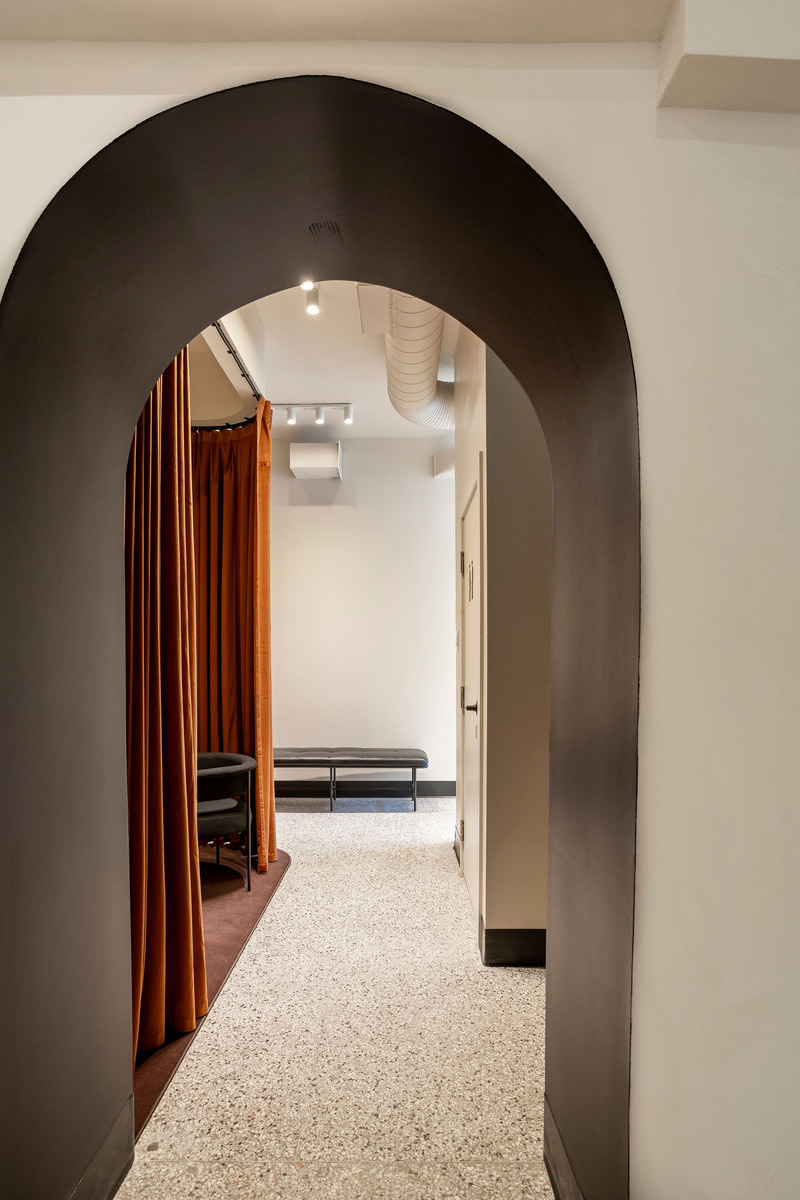 Dossier de presse | 6480-02 - Communiqué de presse | Espace Skins, la clinique médico-esthétique qui allie élégance, fonctionnalité, confort et confidentialité - Indee Design - Design d’intérieur commercial - Crédit photo : Caroline Thibault