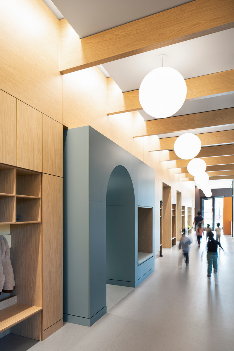 Dossier de presse | 7474-03 - Communiqué de presse | Nouveau centre de distribution de METRO : GKC Architecture & Design et Imperatori Design unissent leurs forces pour contribuer à la croissance de la marque au Québec - GKC Architecture & Design Imperatori Design - Architecture commerciale -  <p>Couloir du CPE donnant sur l'air de jeu</p>  - Crédit photo : Adrien Williams