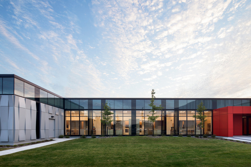 Dossier de presse | 7474-03 - Communiqué de presse | Nouveau centre de distribution de METRO : GKC Architecture & Design et Imperatori Design unissent leurs forces pour contribuer à la croissance de la marque au Québec - GKC Architecture & Design Imperatori Design - Architecture commerciale - Vue générale de CPE  - Crédit photo : Adrien Williams