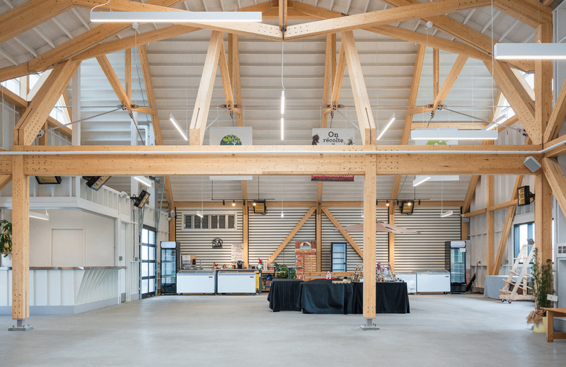Dossier de presse | 7514-05 - Communiqué de presse | Prix d’excellence Cecobois 2025 : 18 réalisations d’exception en bois récompensées - Cecobois - Évènement + Exposition -   <p class="">Lauréat dans la catégorie : Bâtiment commercial </p><br><p class="">Marché public de la Matanie (Bas-Saint-Laurent) </p><p class=""><br></p><p class="">Félicitations à l’équipe de projet :  MRC de la Matanie, Les architectes Goulet et Lebel, Habitat Construction, Tetra Tech, Montmorency Structures de bois, Maibec, Ébénisterie B. Coulombe.  </p>   - Crédit photo : Anthony François Photographe