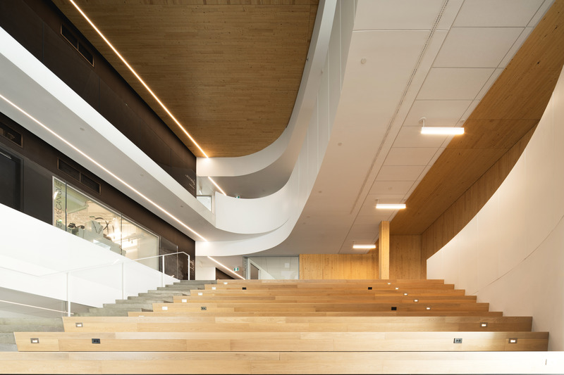 Dossier de presse | 7514-05 - Communiqué de presse | Prix d’excellence Cecobois 2025 : 18 réalisations d’exception en bois récompensées - Cecobois - Évènement + Exposition -  <p class="">Lauréat dans la catégorie : Bâtiment institutionnel </p><br><p class="">Institut Quantique (Estrie)</p><p class=""><br></p><p class="">Félicitations à l’équipe de projet :  Université de Sherbrooke, Saucier + Perrotte Architectes, Latéral, Douglas Consultants, Ambiance Bois.  </p>  - Crédit photo :  Raphaël Thibodeau 