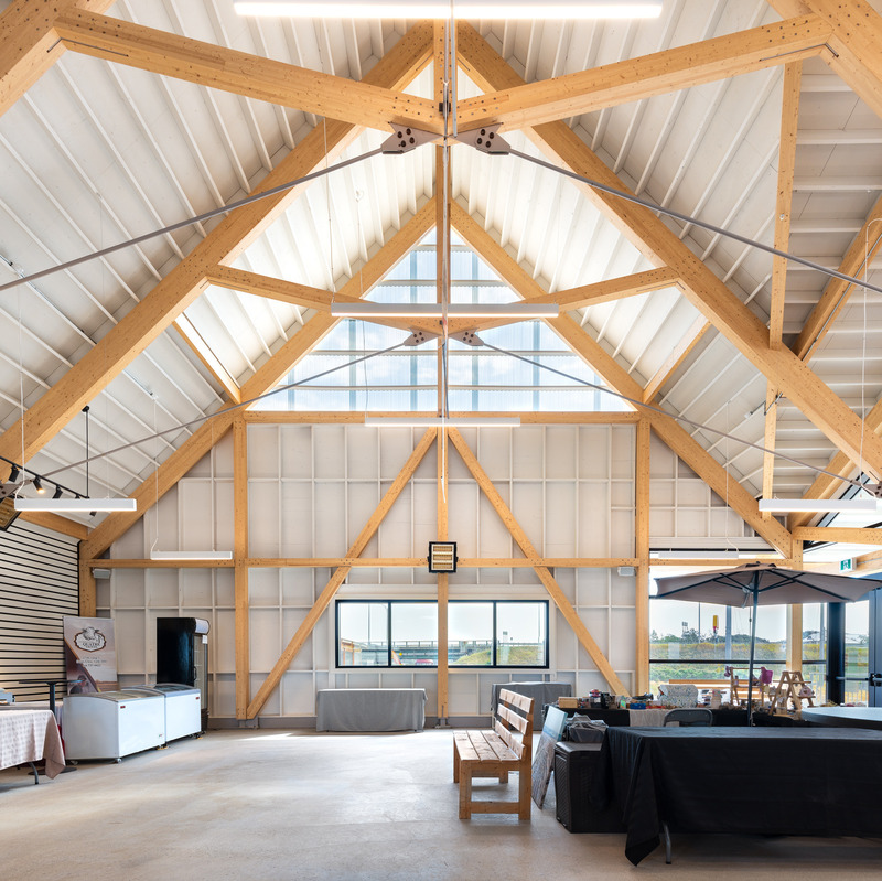 Dossier de presse | 7514-05 - Communiqué de presse | Prix d’excellence Cecobois 2025 : 18 réalisations d’exception en bois récompensées - Cecobois - Évènement + Exposition - <p class="">Lauréat dans la catégorie : Concept structural </p><br style=""><p class="">Marché public de La Matanie​ (Bas-Saint-Laurent)</p><p class=""> <br></p><p class="">Félicitations à l’équipe de projet : Municipalité de Saint-Apollinaire, ABCP architecture, L2C Experts-Conseils, TB4 Ronam, Altanergy, ARPO Groupe-conseil, Construction Les Charpentistes, Structure Fusion </p> - Crédit photo : Anthony François Photographe