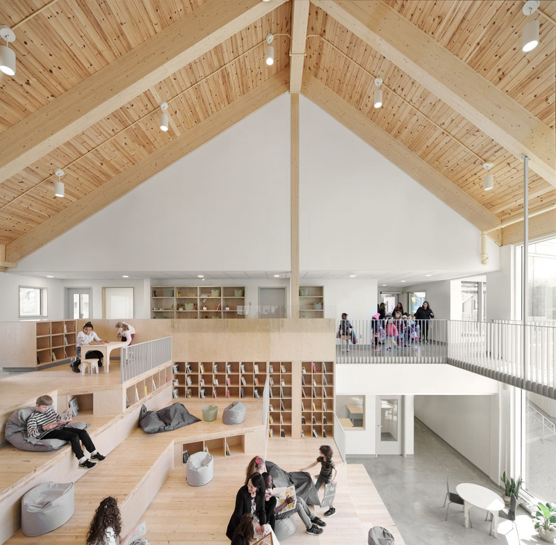 Dossier de presse | 7514-05 - Communiqué de presse | Prix d’excellence Cecobois 2025 : 18 réalisations d’exception en bois récompensées - Cecobois - Évènement + Exposition - <p class="">Lauréat dans la catégorie : Design intérieur</p><br><p class="">École de l'Étincelle (Saguenay) </p><p><br></p><p>Félicitations à l’équipe de projet :  Centre de services scolaire des Rives-du-Saguenay, Agence Spatiale | Consortium, APPAREIL architecture | Consortium, BGLA ARCHITECTURE + DESIGN URBAIN | Consortium, WSP, La Charpenterie, Montmorency Structures de bois, Juste du Pin, Armstrong World Industries, Ébénisterie Distinction.  </p> - Crédit photo : Maxime Brouillet