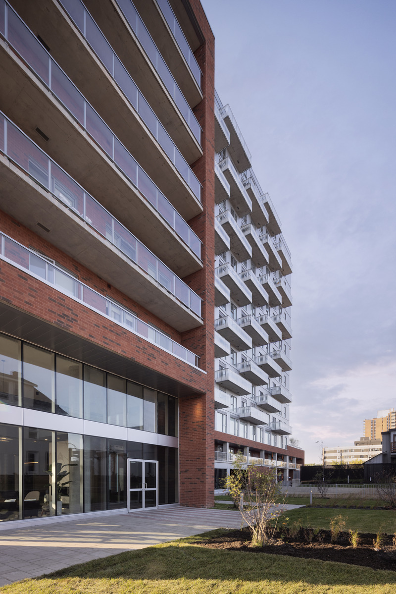 Press kit | 5174-06 - Press release | Éléonore: blanchette archi.design and MDTP atelier d’architecture Shape Gatineau’s Evolving Skyline - blanchette archi.design & MDTP atelier d'architecture - Residential Architecture - The hall is located at the corner of Sacré-Cœur and Laurier, on a placette developed by Studio B. - Photo credit: welldone.archi