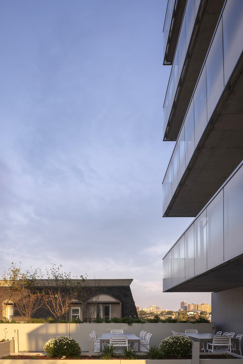 Press kit | 5174-06 - Press release | Éléonore: blanchette archi.design and MDTP atelier d’architecture Shape Gatineau’s Evolving Skyline - blanchette archi.design & MDTP atelier d'architecture - Residential Architecture - The 3rd-floor terrace maintains a relationship with the sky; the treatment of the railings provides additional privacy for the private walkways, which overlook the outdoor dining areas. - Photo credit: welldone.archi