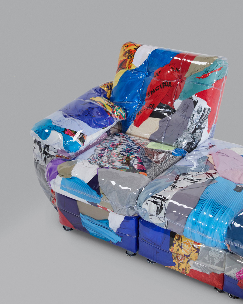 Dossier de presse | 611-47 - Communiqué de presse | Complètement Design 2025 : une édition sous le signe du processus créatif - Index-Design - Évènement + Exposition - Crosby Studios, Harry Nuriev, Balenciaga Sofa - Crédit photo : ©Inna Kablukova