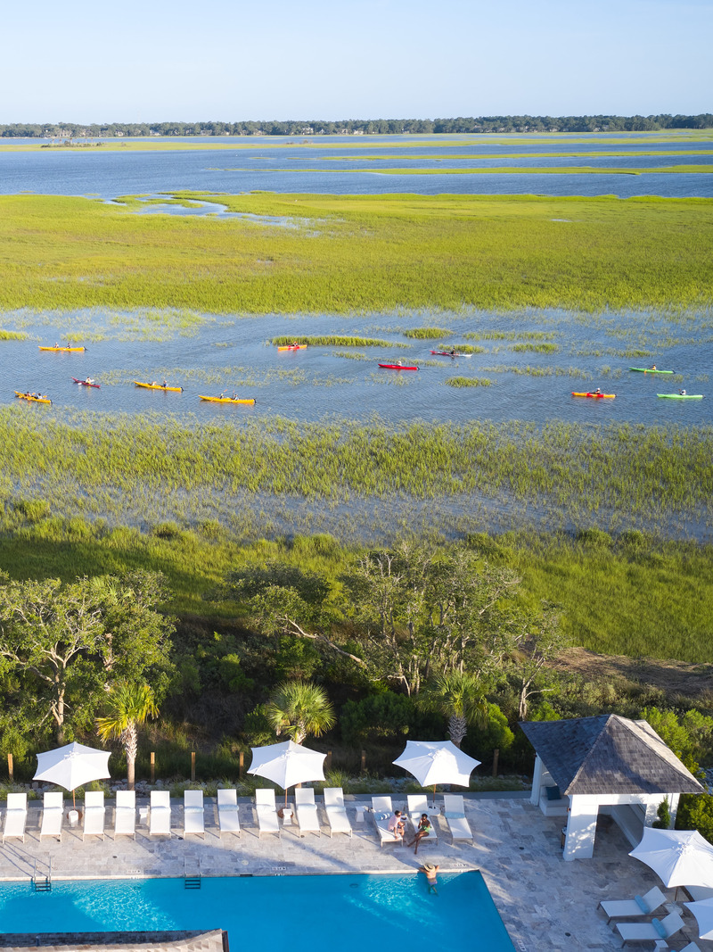 Dossier de presse | 2757-51 - Communiqué de presse | VITA Balances the Art of Contextual Design with the Stewardship of Place Shaping - VITA Planning & Landscape Architecture - Architecture de paysage - <p class="">Kiawah River (Water-Based Activities): The community has 20 miles of shoreline, and much of the property has been designated as green space, in acknowledgement of the area's natural riches and its agricultural past. </p> - Crédit photo : Image Courtesy of Kiawah River