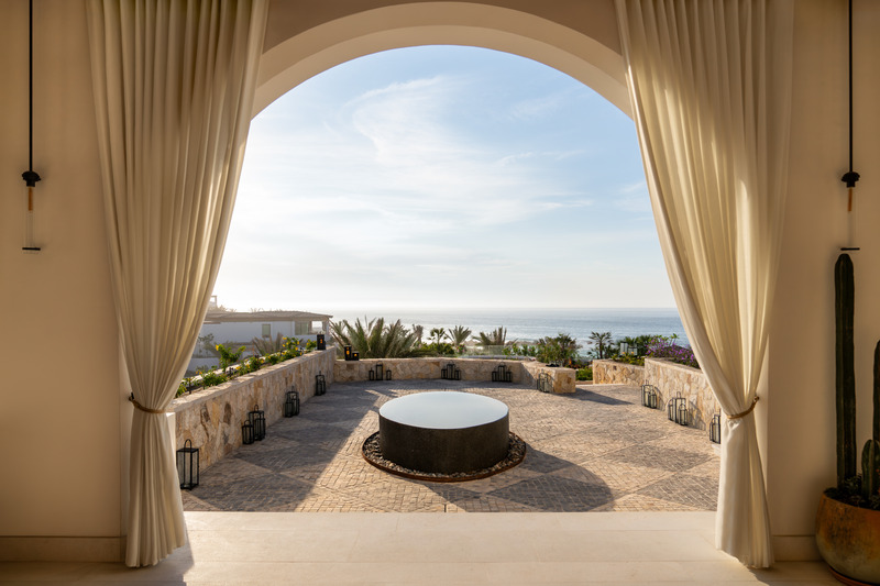 Dossier de presse | 2757-51 - Communiqué de presse | VITA Balances the Art of Contextual Design with the Stewardship of Place Shaping - VITA Planning & Landscape Architecture - Architecture de paysage -   Cabo del Sol (Hotel Lobby View): At the Four Seasons, spectacular natural views of the ocean and the rugged terrain inspired the contemporary take on traditional Spanish architecture and the warm minimalism of the interiors.  - Crédit photo : Joe Thomas