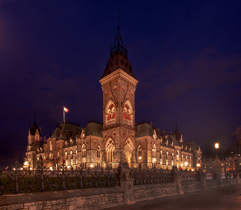 Dossier de presse | 621-31 - Communiqué de presse | La nouvelle illumination de l’édifice de l’Est met en évidence la beauté architecturale du patrimoine canadien - Lightemotion avec le consortium DFS Architecture et Architecture49 - Design d’éclairage - Crédit photo : Gordon King