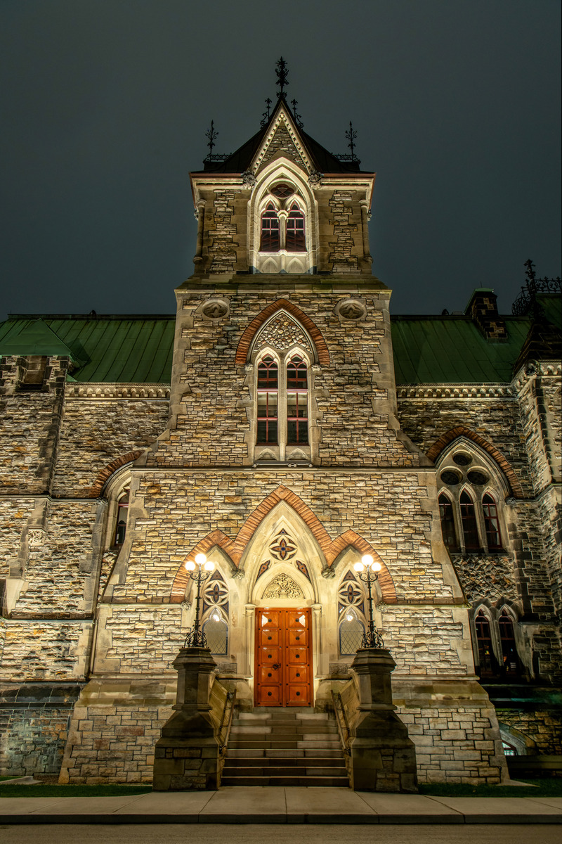Dossier de presse | 621-31 - Communiqué de presse | La nouvelle illumination de l’édifice de l’Est met en évidence la beauté architecturale du patrimoine canadien - Lightemotion avec le consortium DFS Architecture et Architecture49 - Design d’éclairage - Crédit photo : Gordon King