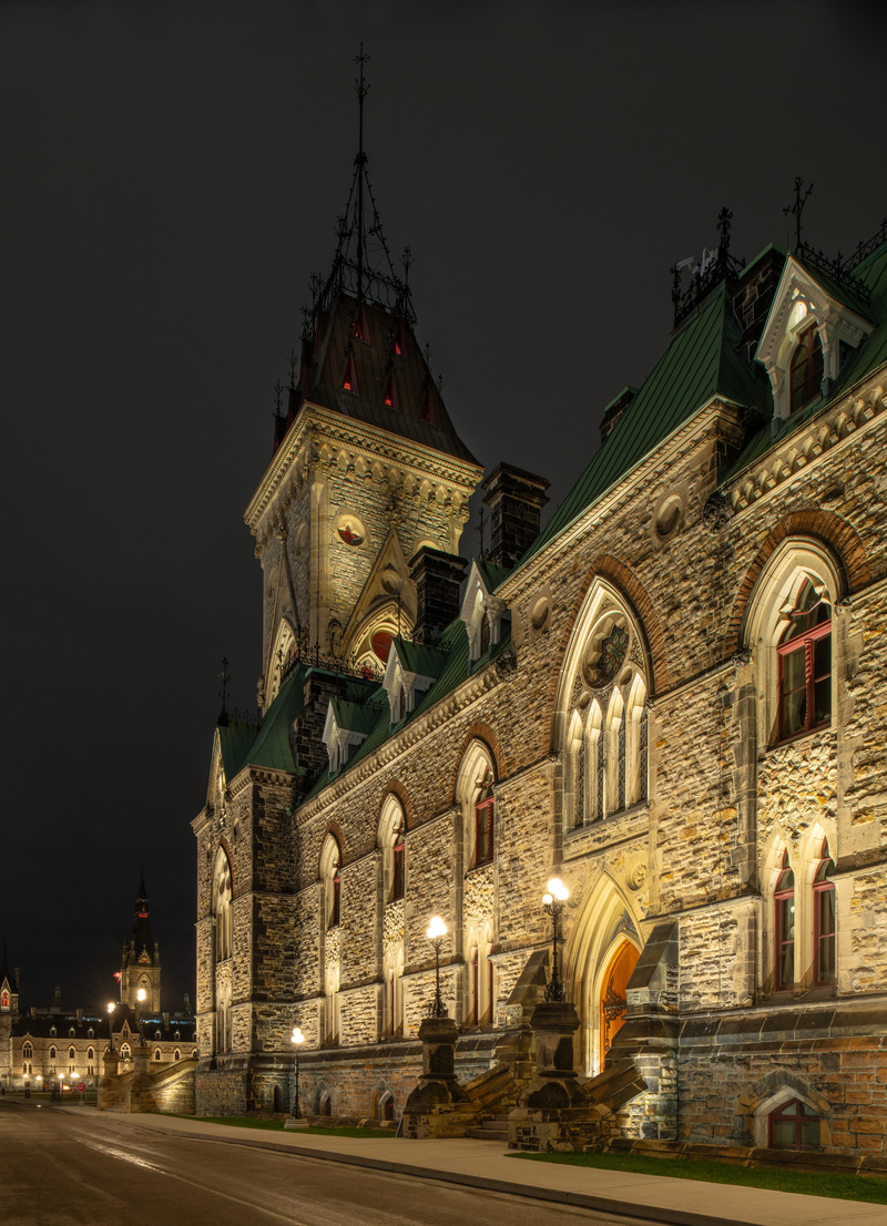 Dossier de presse | 621-31 - Communiqué de presse | La nouvelle illumination de l’édifice de l’Est met en évidence la beauté architecturale du patrimoine canadien - Lightemotion avec le consortium DFS Architecture et Architecture49 - Design d’éclairage - Crédit photo : Gordon King