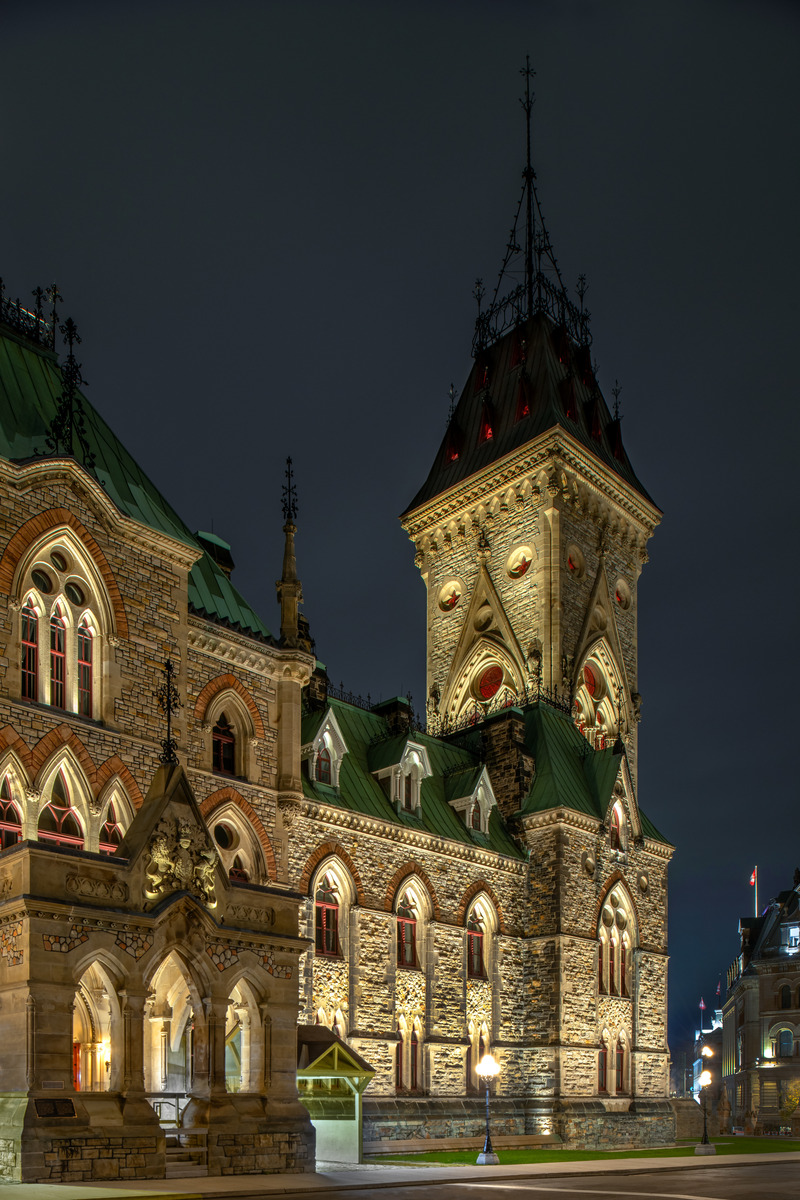 Dossier de presse | 621-31 - Communiqué de presse | La nouvelle illumination de l’édifice de l’Est met en évidence la beauté architecturale du patrimoine canadien - Lightemotion avec le consortium DFS Architecture et Architecture49 - Design d’éclairage - Crédit photo : Gordon King
