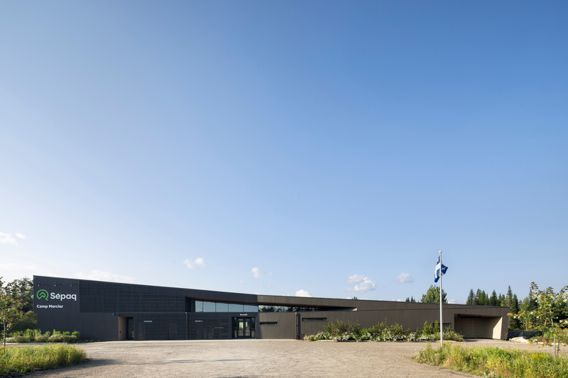 Dossier de presse | 2263-15 - Communiqué de presse | Camp Mercier : un nouveau pavillon enraciné dans le paysage laurentien - Anne Carrier Architectes - Architecture institutionnelle - Crédit photo : Adrien Williams