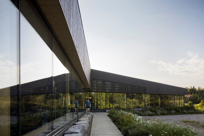 Dossier de presse | 2263-15 - Communiqué de presse | Camp Mercier : un nouveau pavillon enraciné dans le paysage laurentien - Anne Carrier Architectes - Architecture institutionnelle - Crédit photo : Adrien Williams