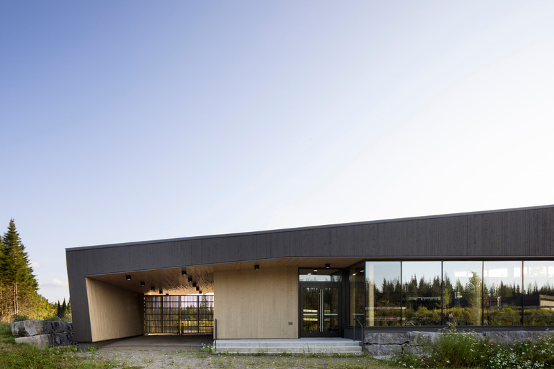Dossier de presse | 2263-15 - Communiqué de presse | Camp Mercier : un nouveau pavillon enraciné dans le paysage laurentien - Anne Carrier Architectes - Architecture institutionnelle - Crédit photo : Adrien Williams