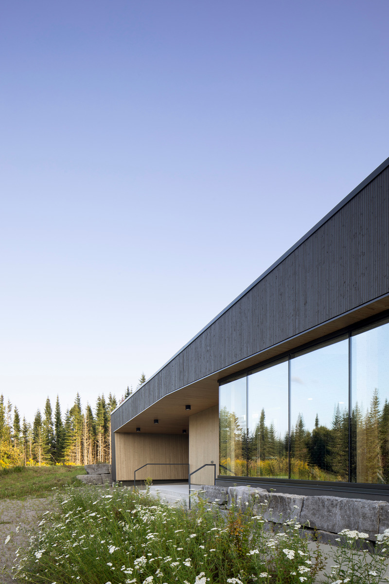 Dossier de presse | 2263-15 - Communiqué de presse | Camp Mercier : un nouveau pavillon enraciné dans le paysage laurentien - Anne Carrier Architectes - Architecture institutionnelle - Crédit photo : Adrien Williams
