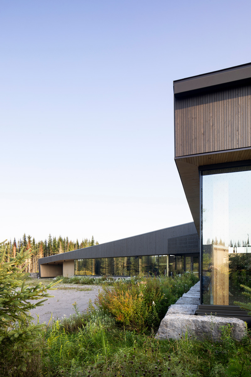 Dossier de presse | 2263-15 - Communiqué de presse | Camp Mercier : un nouveau pavillon enraciné dans le paysage laurentien - Anne Carrier Architectes - Architecture institutionnelle - Crédit photo : Adrien Williams